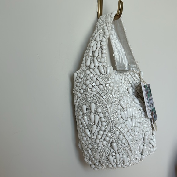 Viral White Beaded Bucket Bag - Picture 4 of 6